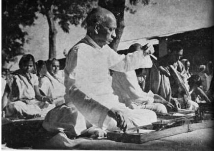 Bardoli Satyagraha leader Sardar Vallabhbhai Patel addressing farmers during 1928 tax resistance movement